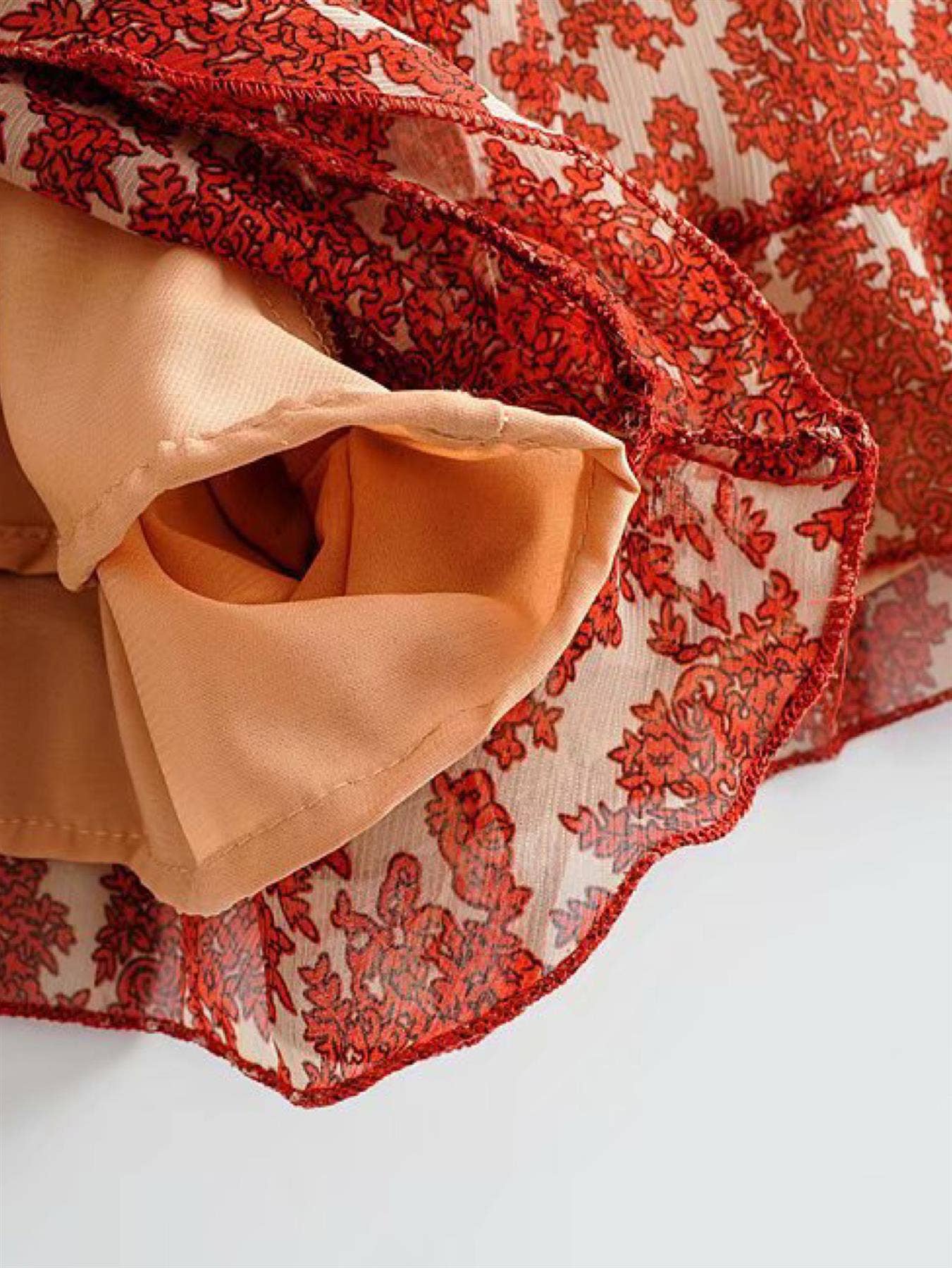 Playsuit mit V-Ausschnitt und Rückendetail in Orange mit Blumenmuster