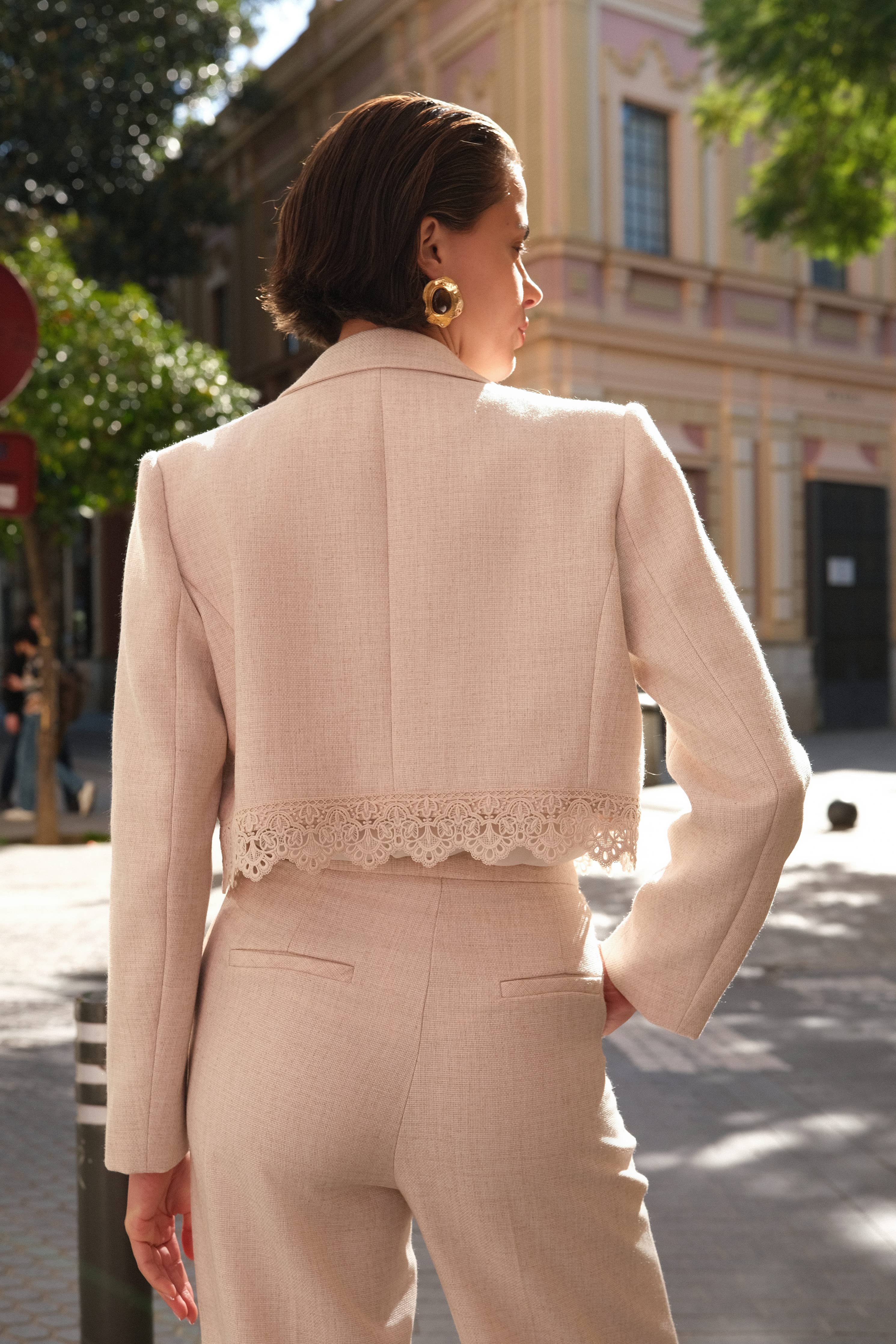 Kurzjacke mit Spitze