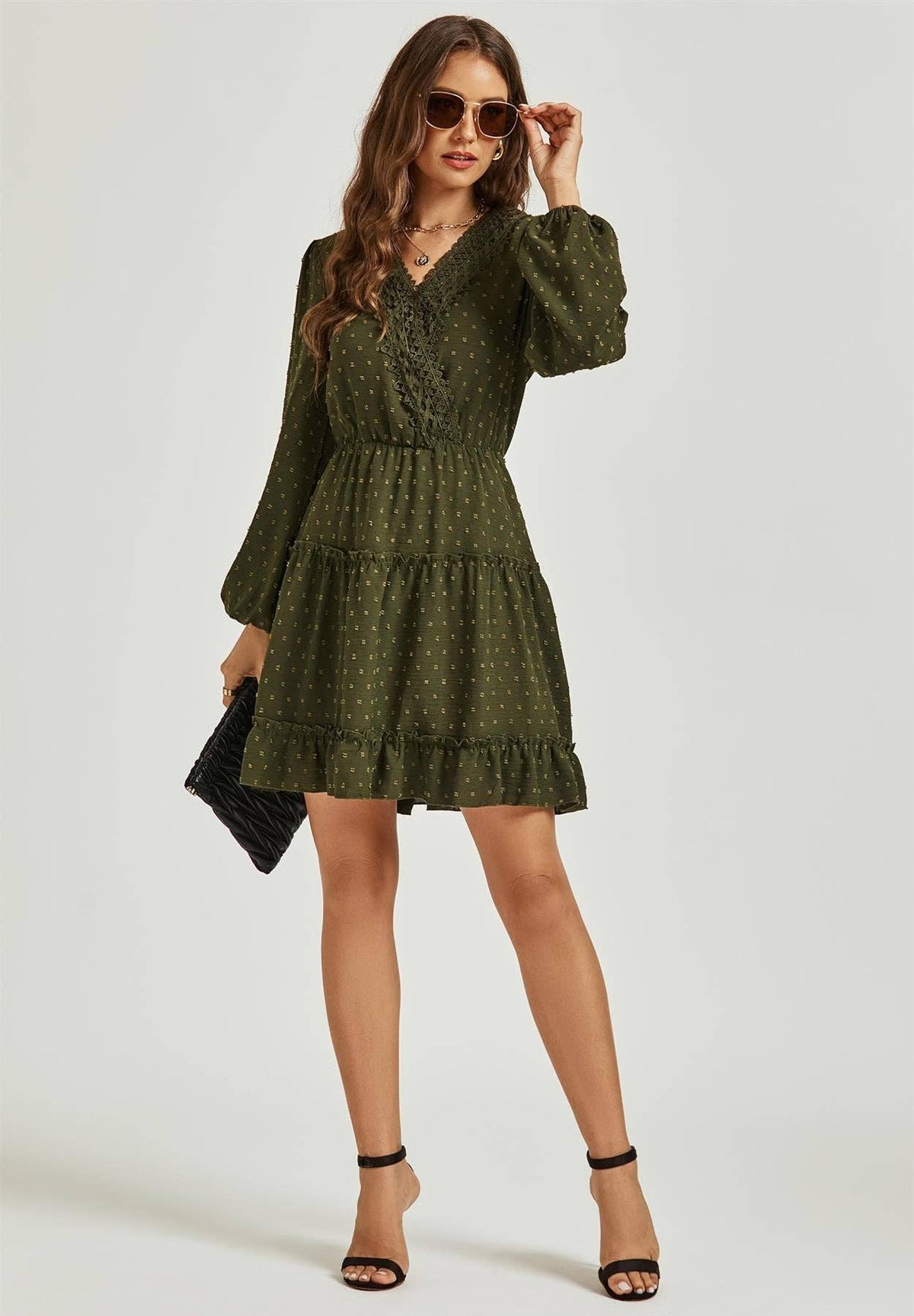 Langärmliges Minikleid mit Spitzenbesatz, Wickelstil und Tüllrüschen in Olivgrün: Green / S