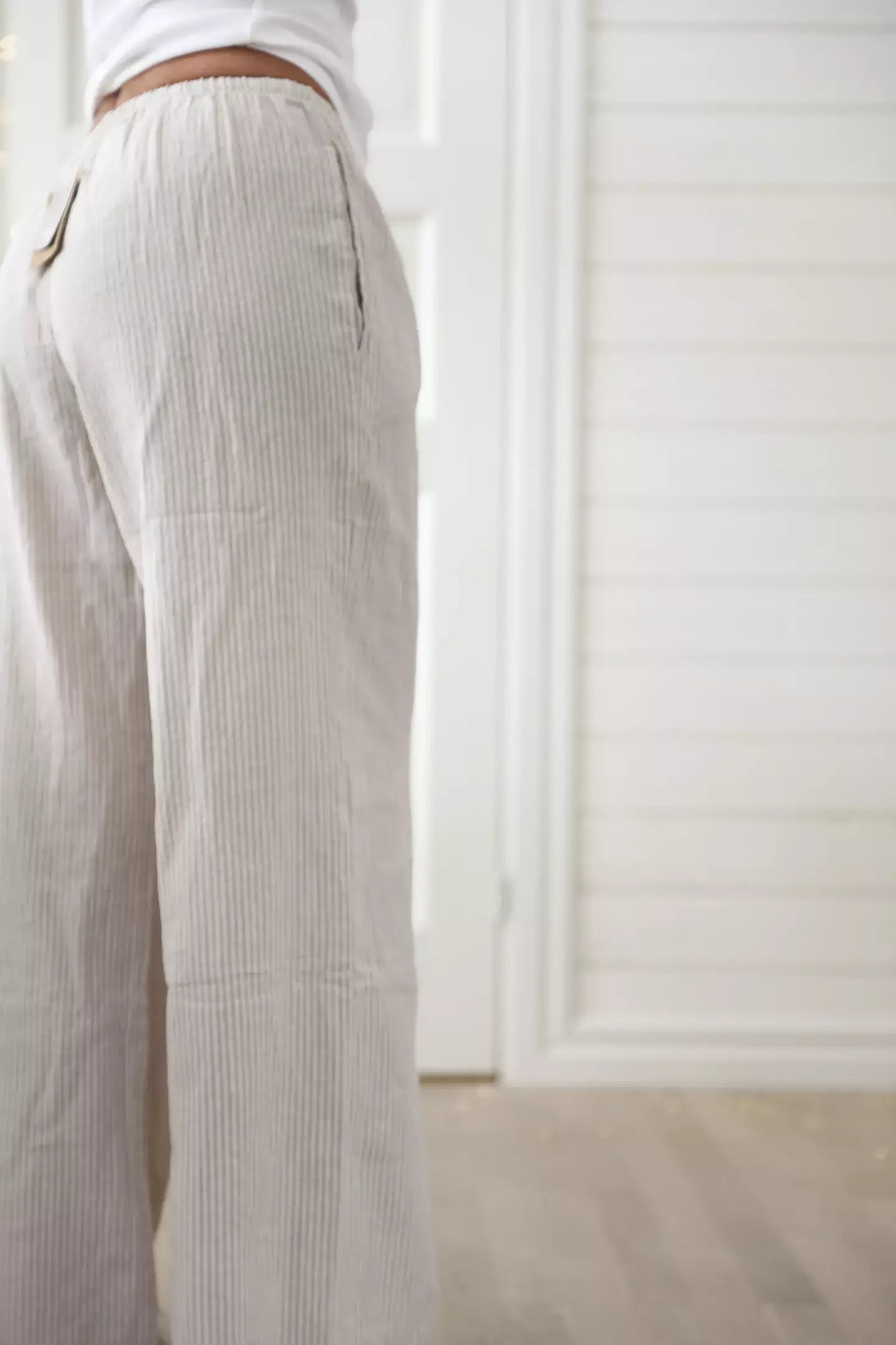 Leinenhose mit hohem Bund, weitem Bein und Streifenmuster