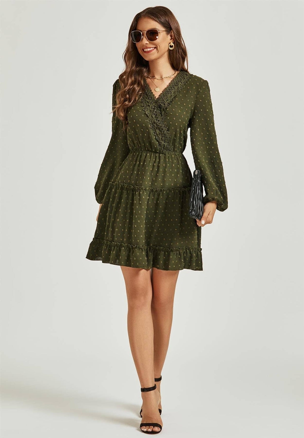 Langärmliges Minikleid mit Spitzenbesatz, Wickelstil und Tüllrüschen in Olivgrün: Grün / M