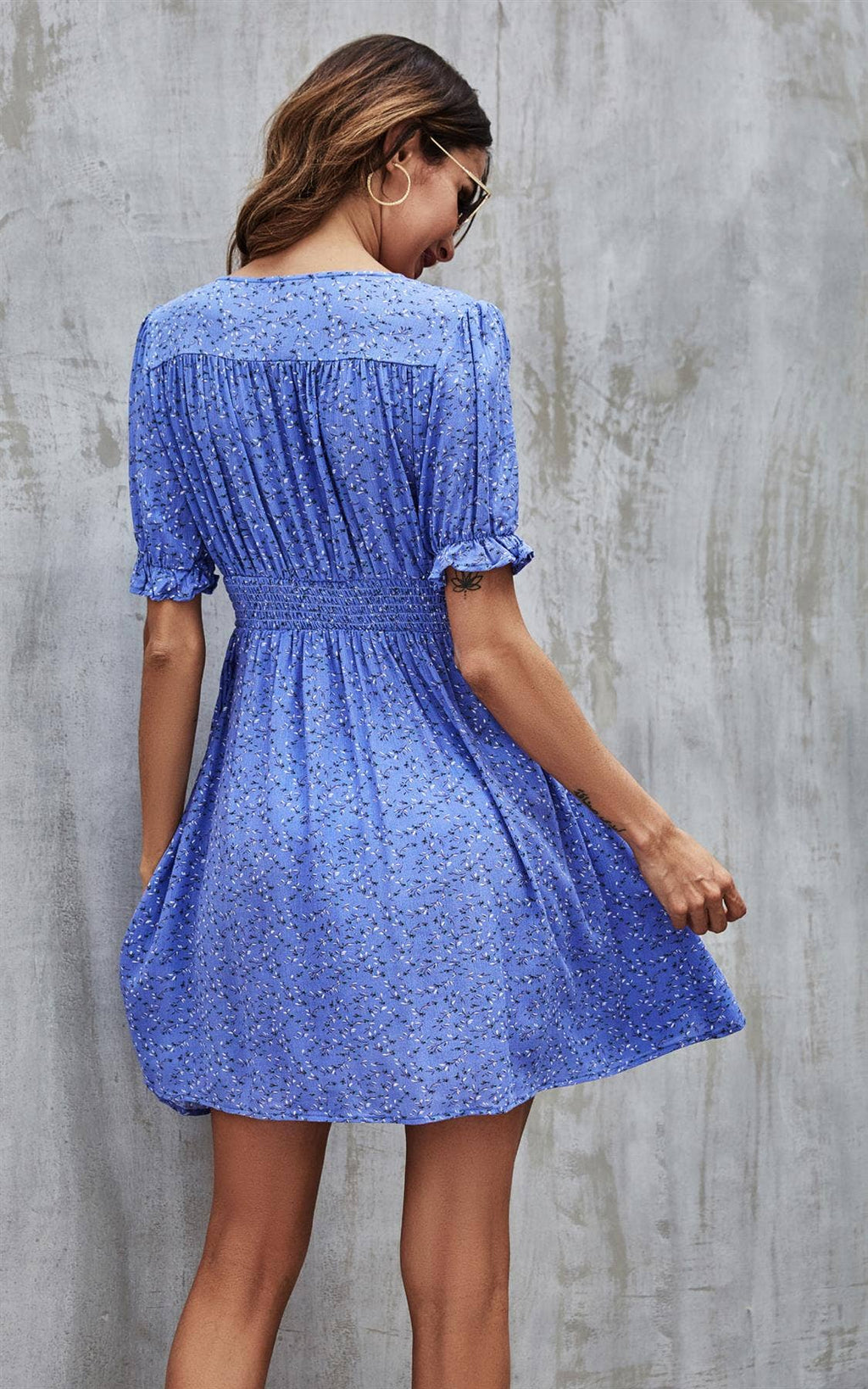 Kleines weißes, kurzärmliges Minikleid mit Blumenmuster in Blau