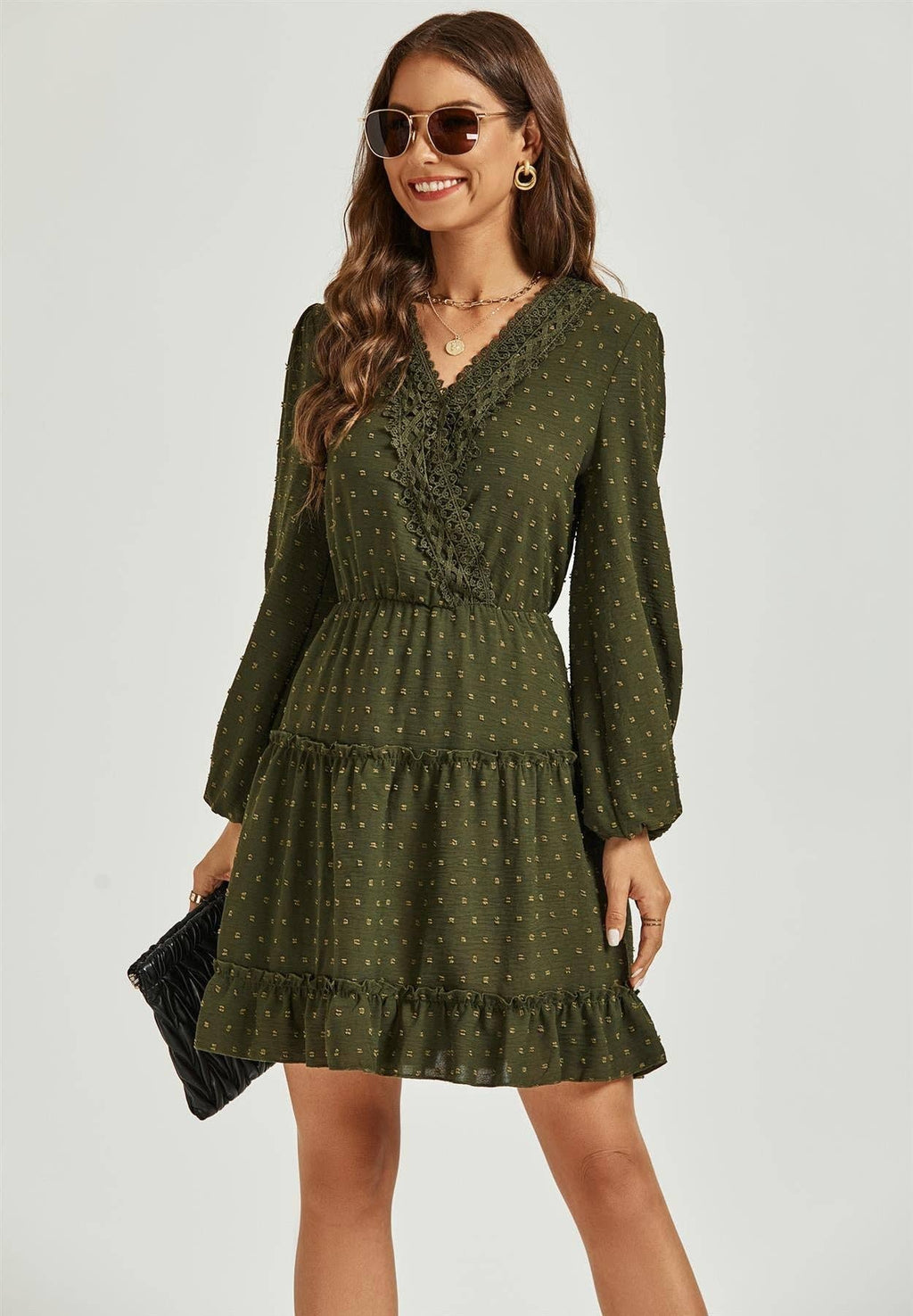 Langärmliges Minikleid mit Spitzenbesatz, Wickelstil und Tüllrüschen in Olivgrün: Green / S