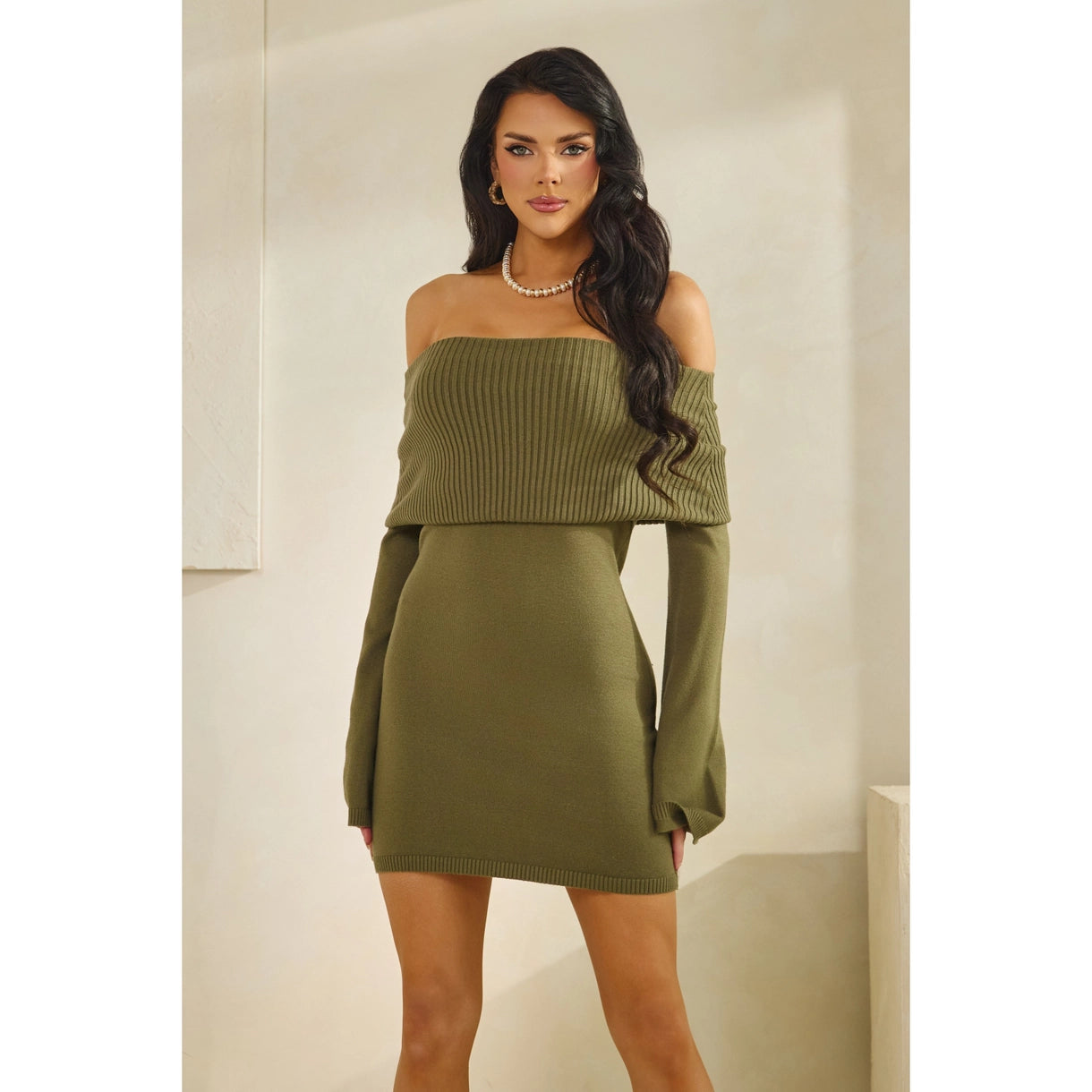 Schulterfreies Pullover-Minikleid - olivegrün
