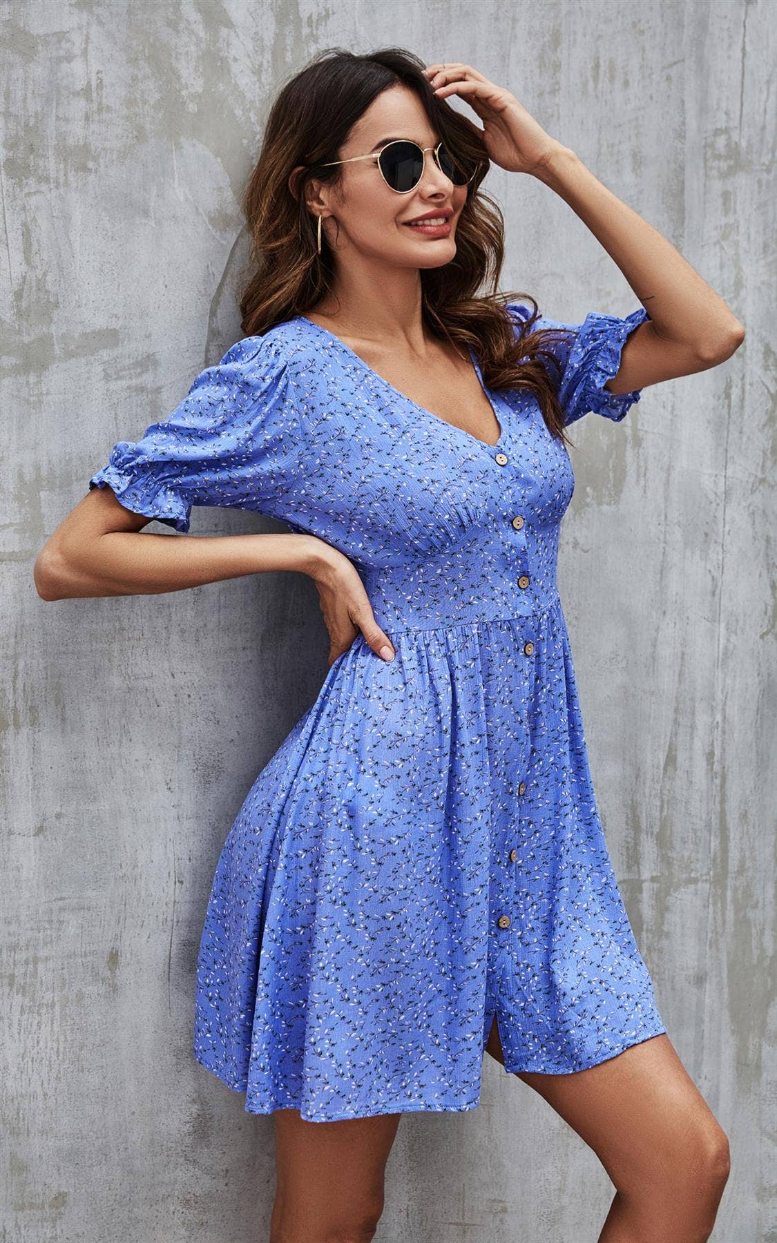 Kleines weißes, kurzärmliges Minikleid mit Blumenmuster in Blau