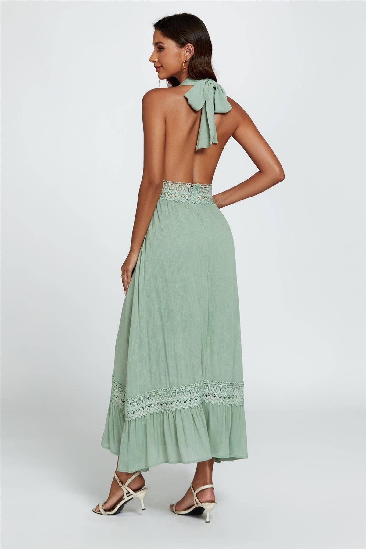 Maxikleid in Grün mit verstellbarem tiefem V-Ausschnitt und Spitzendetails