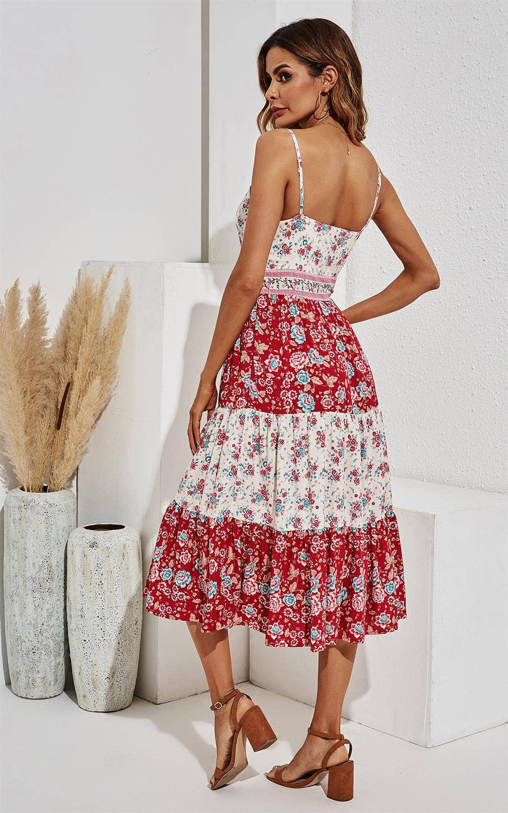 Rotes und blaues Midikleid mit Blumenmuster und Krawatte und Knopfleiste vorne in Rot und Weiß