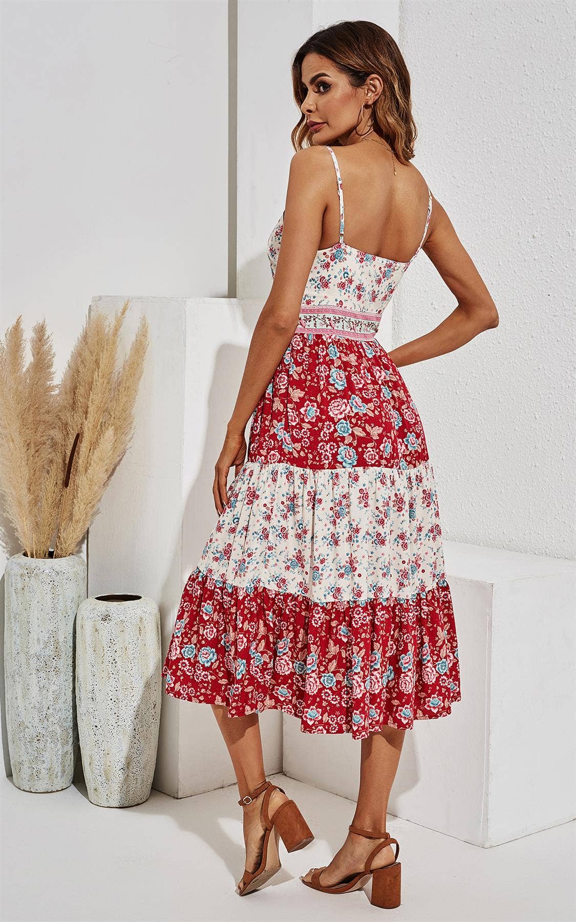 Rotes und blaues Midikleid mit Blumenmuster und Krawatte und Knopfleiste vorne in Rot und Weiß