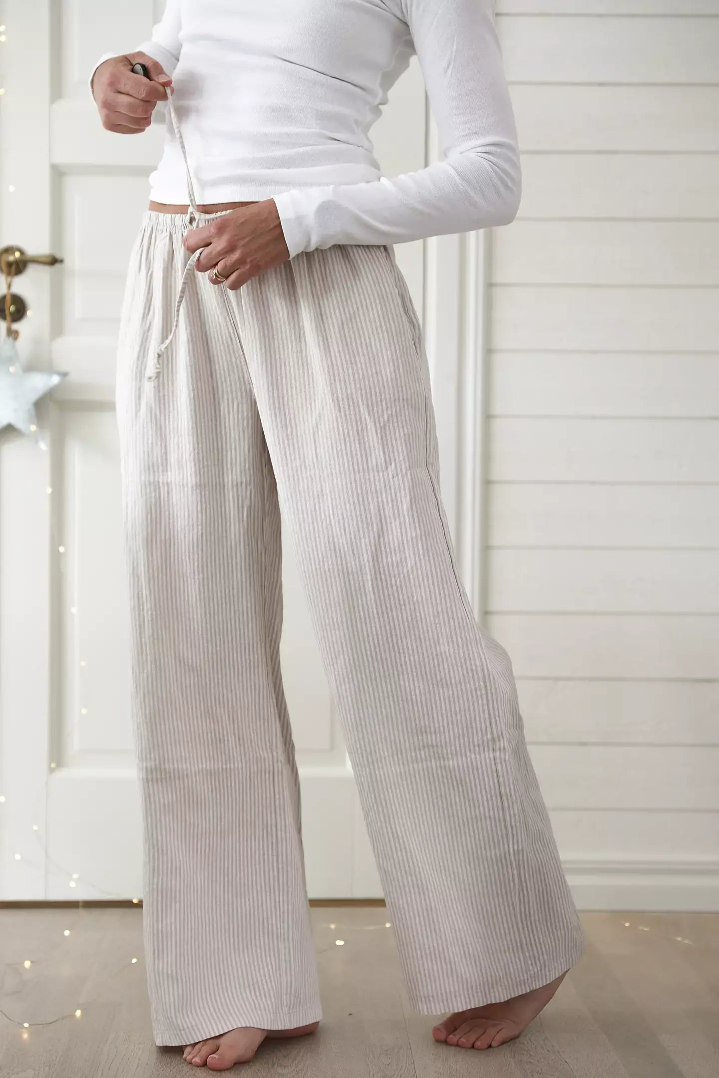 Leinenhose mit hohem Bund, weitem Bein und Streifenmuster