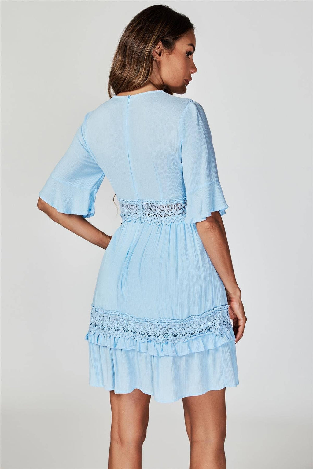 Minikleid mit V-Ausschnitt und Spitze in Hellblau