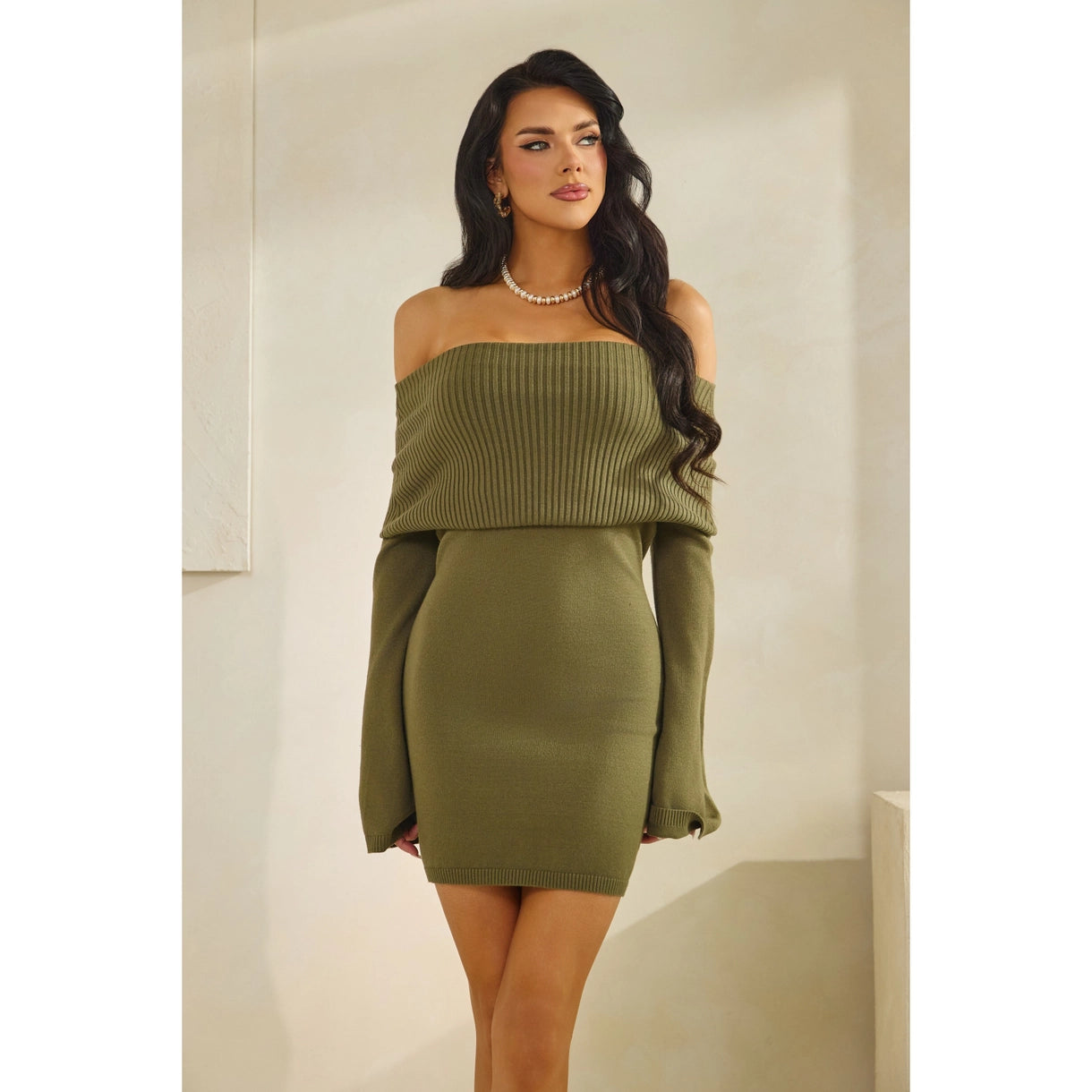 Schulterfreies Pullover-Minikleid - olivegrün