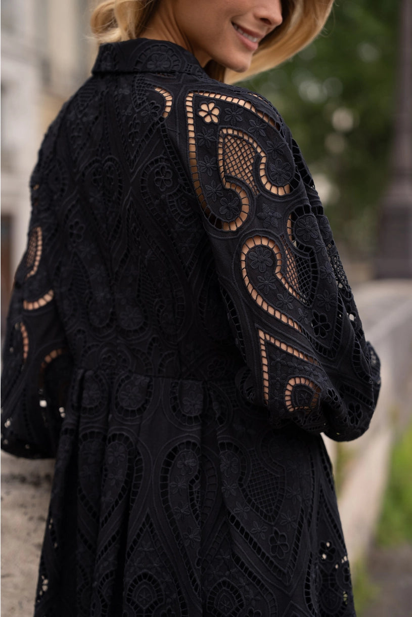 Schwarzes besticktes Baumwollspitzenkleid