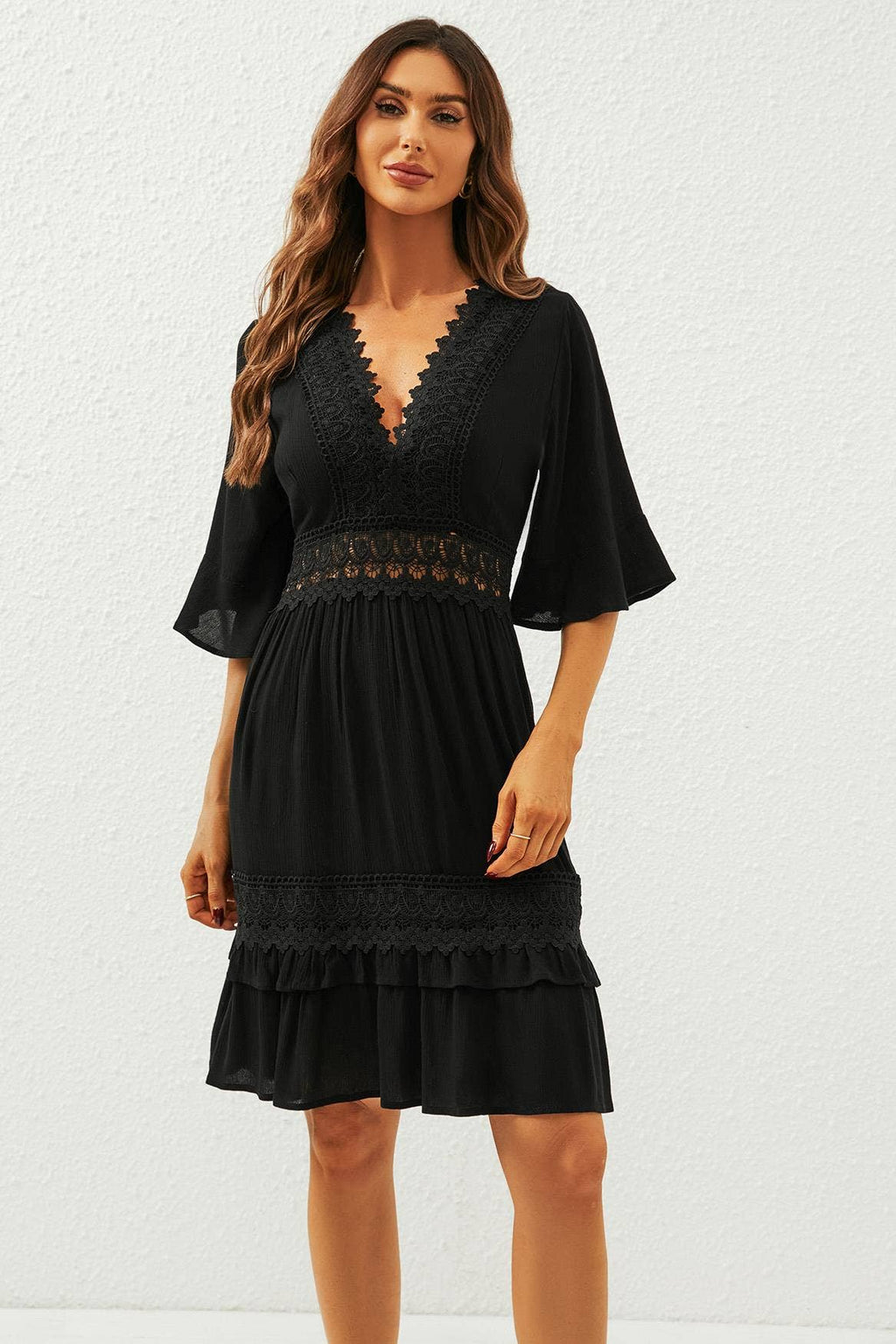 V-Ausschnitt Spitzen-Minikleid in Schwarz