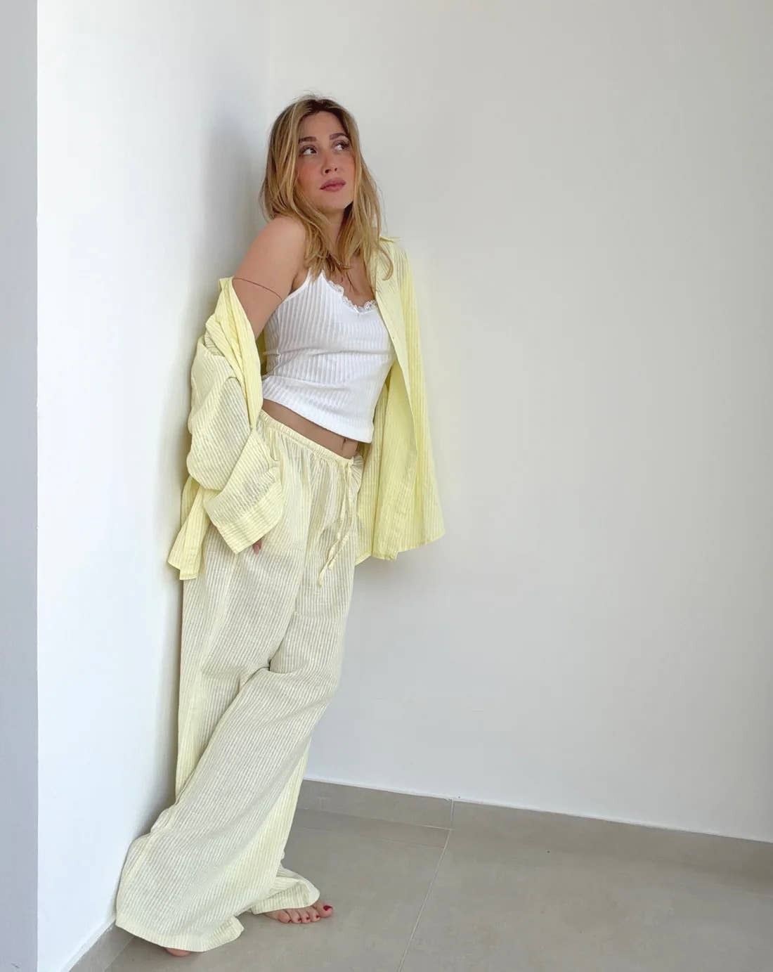 Leinenhose mit hohem Bund, weitem Bein und Streifenmuster