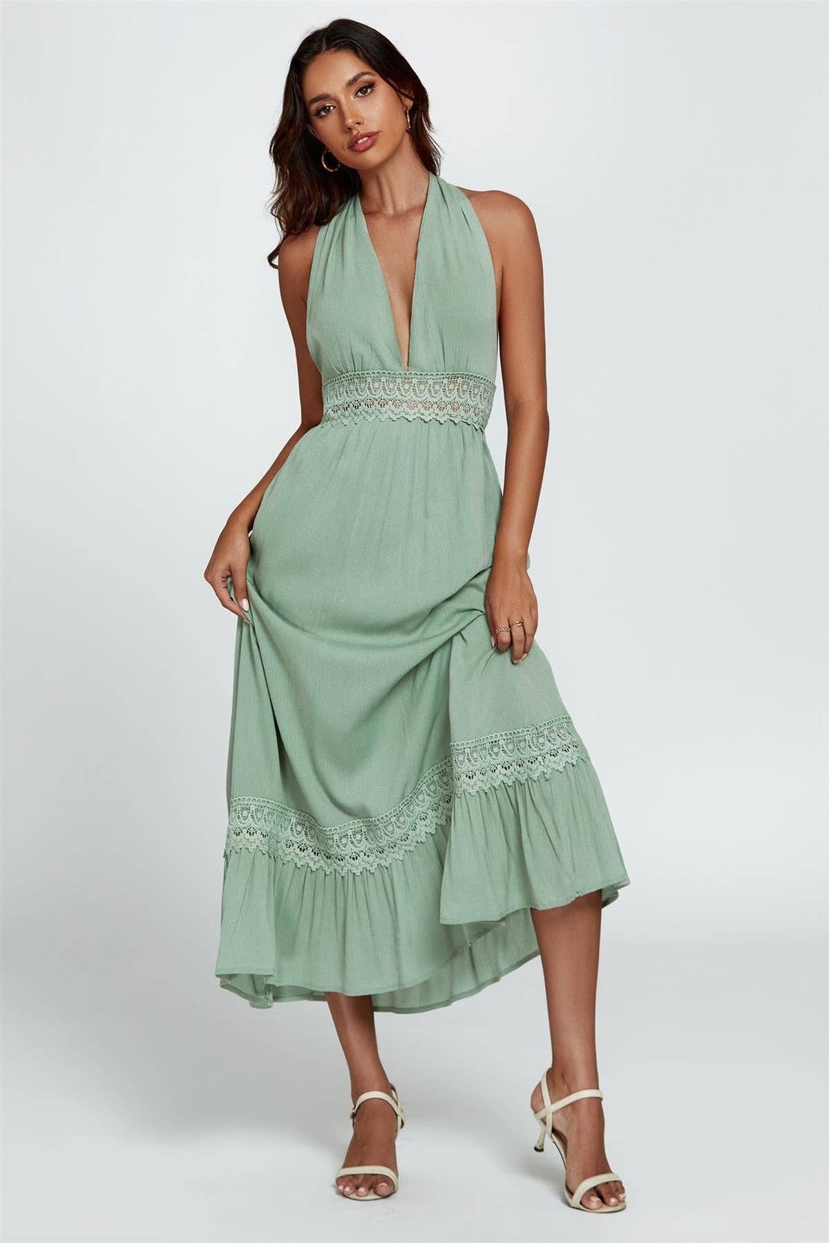 Maxikleid in Grün mit verstellbarem tiefem V-Ausschnitt und Spitzendetails