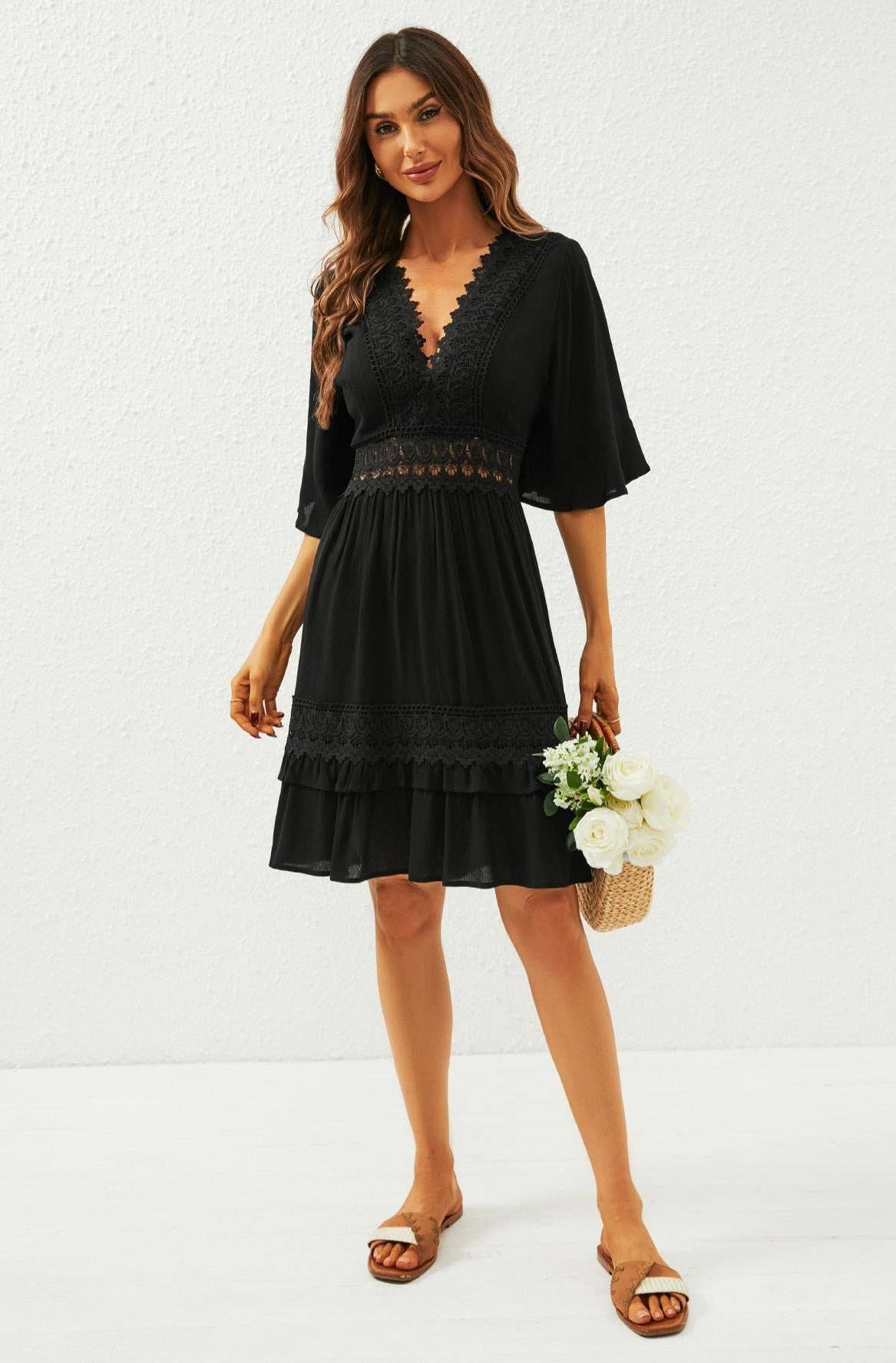 V-Ausschnitt Spitzen-Minikleid in Schwarz