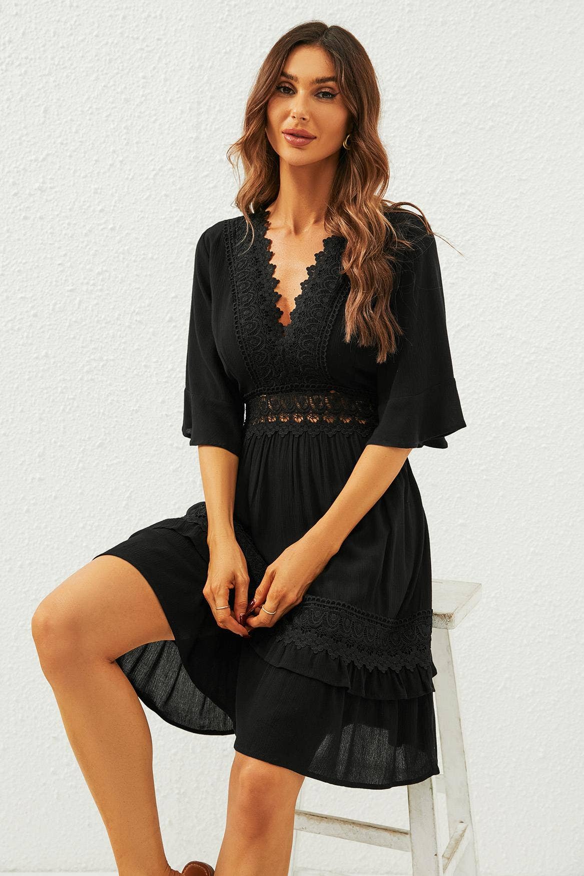 V-Ausschnitt Spitzen-Minikleid in Schwarz