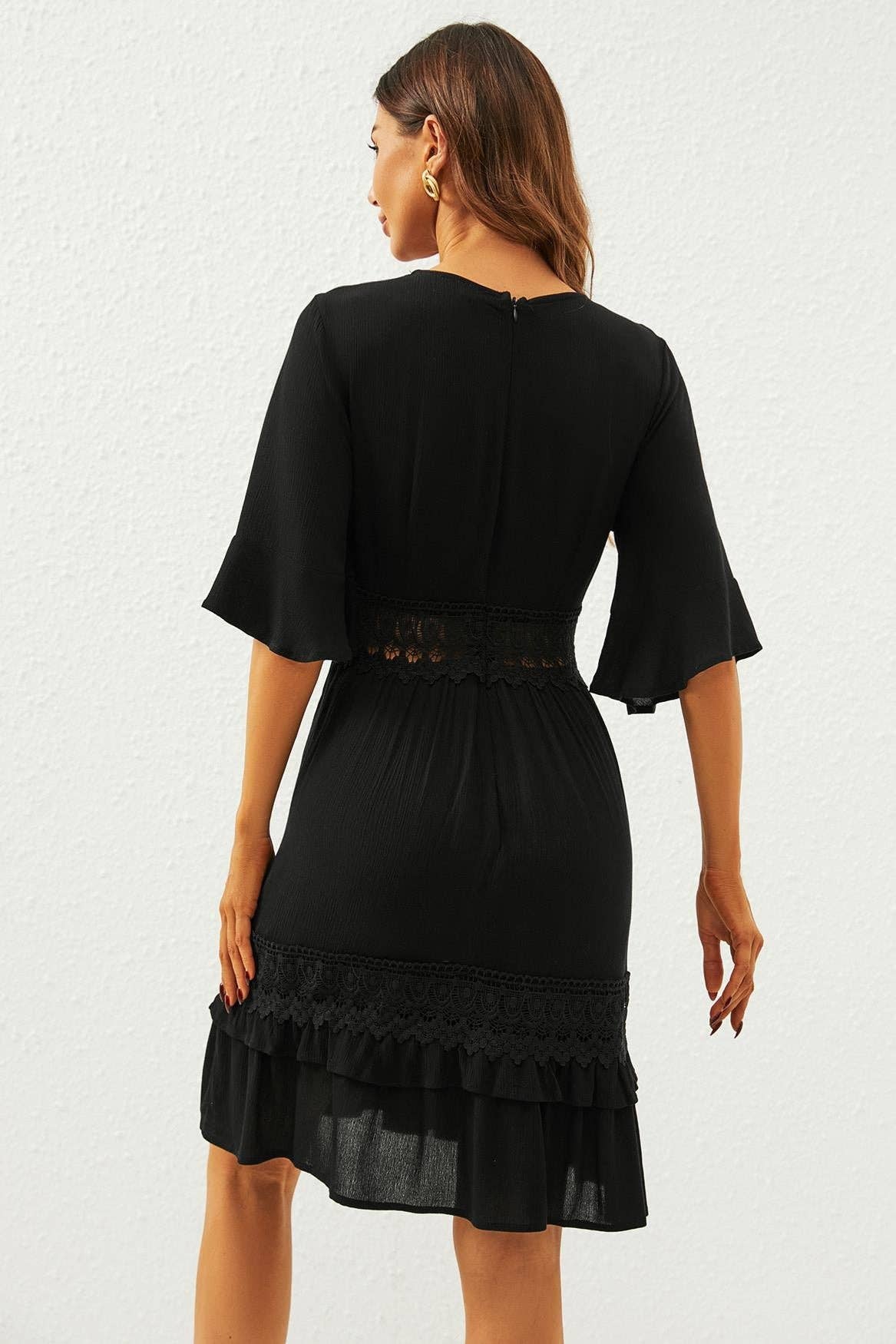 V-Ausschnitt Spitzen-Minikleid in Schwarz