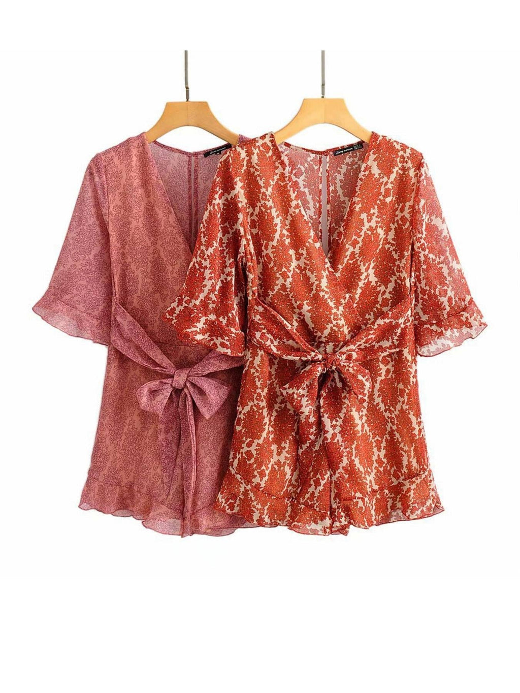 Playsuit mit V-Ausschnitt und Rückendetail in Orange mit Blumenmuster