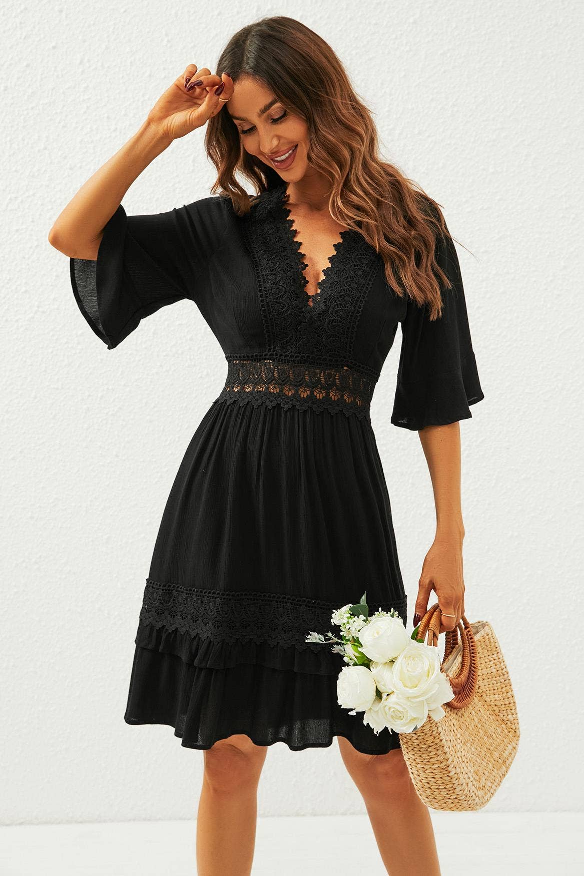 V-Ausschnitt Spitzen-Minikleid in Schwarz