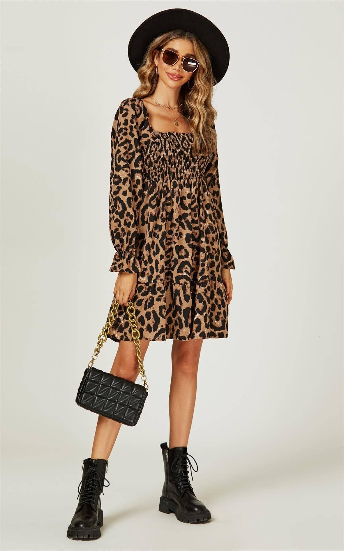Minikleid mit quadratischem Ausschnitt und Puffärmeln und Leopardenmuster