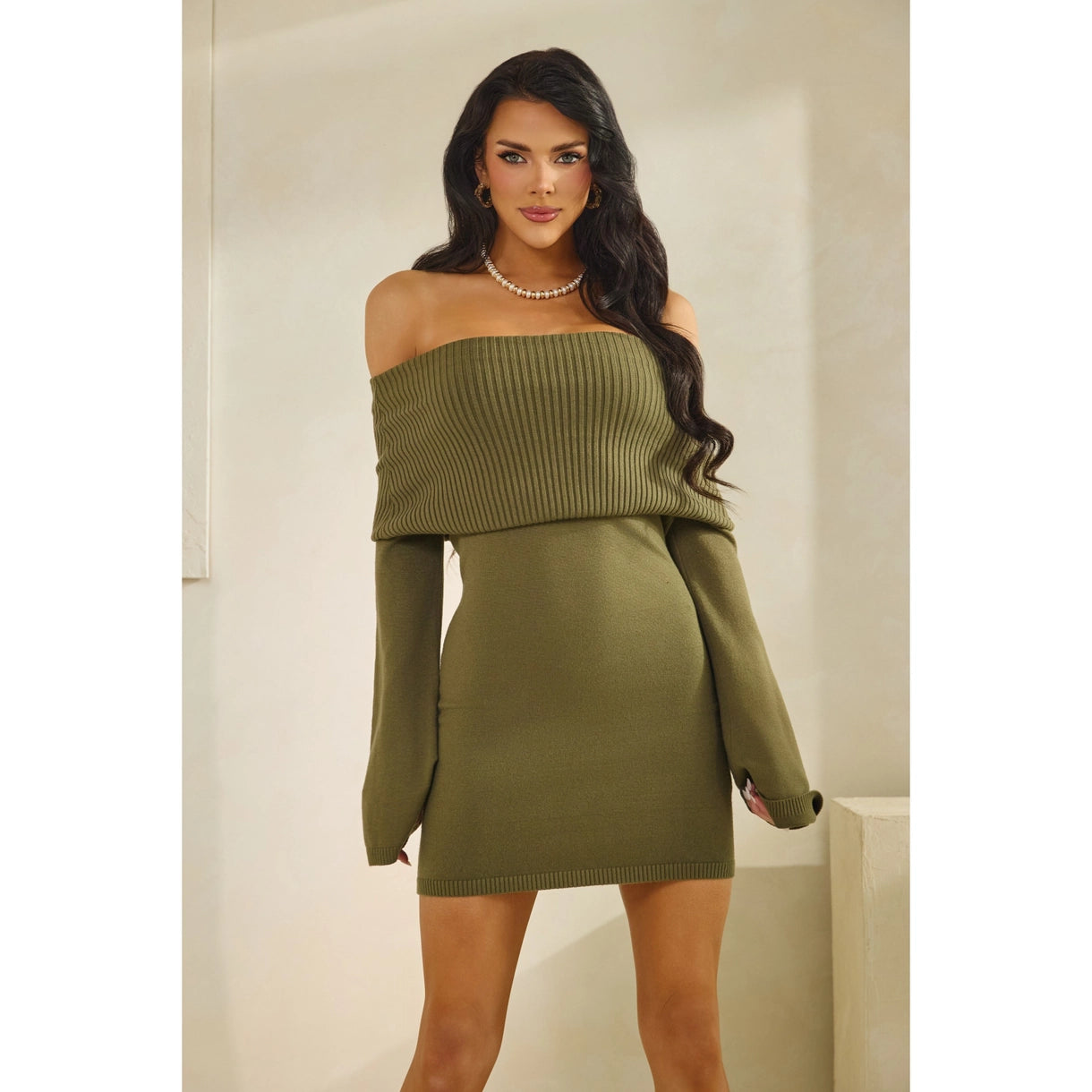 Schulterfreies Pullover-Minikleid - olivegrün